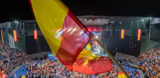 FOTOGRAFÍA. CARABANCHEL (COMUNIDAD DE MADRID) REINO DE ESPAÑA, 14 DE SEPTIEMBRE DE 2025. Más de 8.500 personas se han puesto en pie este domingo para rendirle un homenaje e histórico adiós al patriota comentarista estadounidense Charles James Kirk (Charlie Kirk), asesino cruelmente por la Izquierda/WOKE/Migracionismo/globalismo el pasado miércoles en Orem, en el Campus Drive de la Universidad del Estado de Utah (estados Unidos de América, EEUU). En el acto intervienen y participan líderes patriotas de todo el Occidente libre: Hispanoamérica, Europa y Estados Unidos de América. Están presentes numerosos dirigentes de Patriots of Europe; algunos de ellos intervienen en videoconferencia en el acto que el líder de Patriots y de VOX clausurará con uno de sus mejores intervenciones; se prevé que, en clave nacional español, Abascal presente una alternativa al pueblo español para asaltar los cielos y gobernar España, y en clave europea, una alternativa a la destrucción de la civilización europea que promueven la élite WOKE a través de los principales partidos del Gobierno de la Unión Europea: Partido Popular (PP) y Partido socialista (PSOE) junto a las formaciones de extrema izquierdas y climáticas. Lasvocesdelpueblo (Ñ pueblo)
