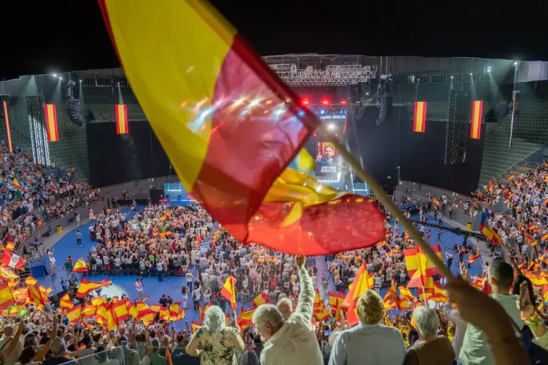 FOTOGRAFÍA. CARABANCHEL (COMUNIDAD DE MADRID) REINO DE ESPAÑA, 14 DE SEPTIEMBRE DE 2025. Más de 8.500 personas se han puesto en pie este domingo para rendirle un homenaje e histórico adiós al patriota comentarista estadounidense Charles James Kirk (Charlie Kirk), asesino cruelmente por la Izquierda/WOKE/Migracionismo/globalismo el pasado miércoles en Orem, en el Campus Drive de la Universidad del Estado de Utah (estados Unidos de América, EEUU). En el acto intervienen y participan líderes patriotas de todo el Occidente libre: Hispanoamérica, Europa y Estados Unidos de América. Están presentes numerosos dirigentes de Patriots of Europe; algunos de ellos intervienen en videoconferencia en el acto que el líder de Patriots y de VOX clausurará con uno de sus mejores intervenciones; se prevé que, en clave nacional español, Abascal presente una alternativa al pueblo español para asaltar los cielos y gobernar España, y en clave europea, una alternativa a la destrucción de la civilización europea que promueven la élite WOKE a través de los principales partidos del Gobierno de la Unión Europea: Partido Popular (PP) y Partido socialista (PSOE) junto a las formaciones de extrema izquierdas y climáticas. Lasvocesdelpueblo (Ñ pueblo)