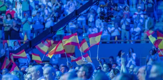 FOTOGRAFÍA. CARABANCHEL (COMUNIDAD DE MADRID) REINO DE ESPAÑA, 14 DE SEPTIEMBRE DE 2025. Más de 8.500 personas se han puesto en pie este domingo para rendirle un homenaje e histórico adiós al patriota comentarista estadounidense Charles James Kirk (Charlie Kirk), asesino cruelmente por la Izquierda/WOKE/Migracionismo/globalismo el pasado miércoles en Orem, en el Campus Drive de la Universidad del Estado de Utah (estados Unidos de América, EEUU). En el acto intervienen y participan líderes patriotas de todo el Occidente libre: Hispanoamérica, Europa y Estados Unidos de América. Están presentes numerosos dirigentes de Patriots of Europe; algunos de ellos intervienen en videoconferencia en el acto que el líder de Patriots y de VOX clausurará con uno de sus mejores intervenciones; se prevé que, en clave nacional español, Abascal presente una alternativa al pueblo español para asaltar los cielos y gobernar España, y en clave europea, una alternativa a la destrucción de la civilización europea que promueven la élite WOKE a través de los principales partidos del Gobierno de la Unión Europea: Partido Popular (PP) y Partido socialista (PSOE) junto a las formaciones de extrema izquierdas y climáticas. Lasvocesdelpueblo (Ñ pueblo)
