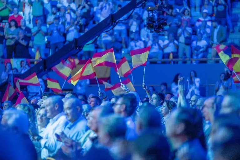 FOTOGRAFÍA. CARABANCHEL (COMUNIDAD DE MADRID) REINO DE ESPAÑA, 14 DE SEPTIEMBRE DE 2025. Más de 8.500 personas se han puesto en pie este domingo para rendirle un homenaje e histórico adiós al patriota comentarista estadounidense Charles James Kirk (Charlie Kirk), asesino cruelmente por la Izquierda/WOKE/Migracionismo/globalismo el pasado miércoles en Orem, en el Campus Drive de la Universidad del Estado de Utah (estados Unidos de América, EEUU). En el acto intervienen y participan líderes patriotas de todo el Occidente libre: Hispanoamérica, Europa y Estados Unidos de América. Están presentes numerosos dirigentes de Patriots of Europe; algunos de ellos intervienen en videoconferencia en el acto que el líder de Patriots y de VOX clausurará con uno de sus mejores intervenciones; se prevé que, en clave nacional español, Abascal presente una alternativa al pueblo español para asaltar los cielos y gobernar España, y en clave europea, una alternativa a la destrucción de la civilización europea que promueven la élite WOKE a través de los principales partidos del Gobierno de la Unión Europea: Partido Popular (PP) y Partido socialista (PSOE) junto a las formaciones de extrema izquierdas y climáticas. Lasvocesdelpueblo (Ñ pueblo)