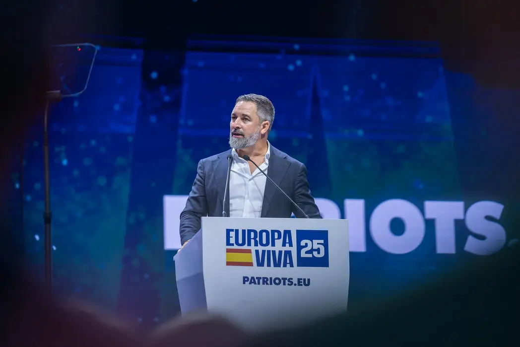 FOTOGRAFÍA. CARABANCHEL (COMUNIDAD DE MADRID) REINO DE ESPAÑA, 14 DE SEPTIEMBRE DE 2025. Más de 8.500 personas se han puesto en pie este domingo para rendirle un homenaje e histórico adiós al patriota comentarista estadounidense Charles James Kirk (Charlie Kirk), asesino cruelmente por la Izquierda/WOKE/Migracionismo/globalismo el pasado miércoles en Orem, en el Campus Drive de la Universidad del Estado de Utah (estados Unidos de América, EEUU). En el acto intervienen y participan líderes patriotas de todo el Occidente libre: Hispanoamérica, Europa y Estados Unidos de América. Están presentes numerosos dirigentes de Patriots of Europe; algunos de ellos intervienen en videoconferencia en el acto que el líder de Patriots y de VOX clausurará con uno de sus mejores intervenciones; se prevé que, en clave nacional español, Abascal presente una alternativa al pueblo español para asaltar los cielos y gobernar España, y en clave europea, una alternativa a la destrucción de la civilización europea que promueven la élite WOKE a través de los principales partidos del Gobierno de la Unión Europea: Partido Popular (PP) y Partido socialista (PSOE) junto a las formaciones de extrema izquierdas y climáticas. Lasvocesdelpueblo (Ñ pueblo)