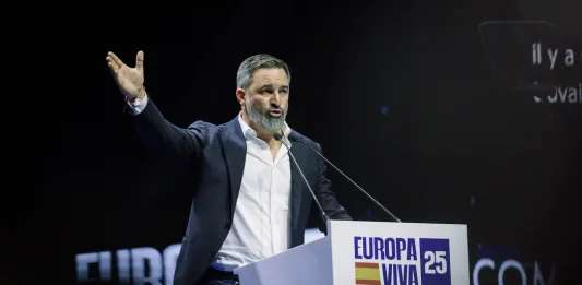 FOTOGRAFÍA. CARABANCHEL (COMUNIDAD DE MADRID) REINO DE ESPAÑA, 14 DE SEPTIEMBRE DE 2025. Más de 8.500 personas se han puesto en pie este domingo para rendirle un homenaje e histórico adiós al patriota comentarista estadounidense Charles James Kirk (Charlie Kirk), asesino cruelmente por la Izquierda/WOKE/Migracionismo/globalismo el pasado miércoles en Orem, en el Campus Drive de la Universidad del Estado de Utah (estados Unidos de América, EEUU). En el acto intervienen y participan líderes patriotas de todo el Occidente libre: Hispanoamérica, Europa y Estados Unidos de América. Están presentes numerosos dirigentes de Patriots of Europe; algunos de ellos intervienen en videoconferencia en el acto que el líder de Patriots y de VOX clausurará con uno de sus mejores intervenciones; se prevé que, en clave nacional español, Abascal presente una alternativa al pueblo español para asaltar los cielos y gobernar España, y en clave europea, una alternativa a la destrucción de la civilización europea que promueven la élite WOKE a través de los principales partidos del Gobierno de la Unión Europea: Partido Popular (PP) y Partido socialista (PSOE) junto a las formaciones de extrema izquierdas y climáticas. Lasvocesdelpueblo (Ñ pueblo)