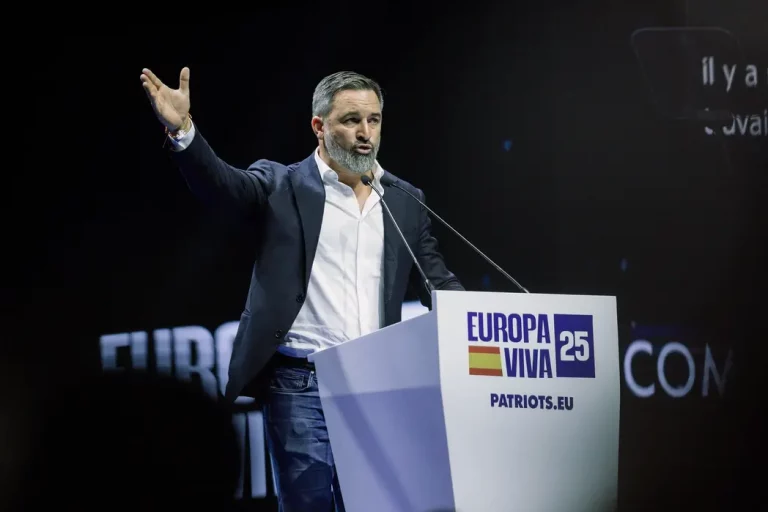 FOTOGRAFÍA. CARABANCHEL (COMUNIDAD DE MADRID) REINO DE ESPAÑA, 14 DE SEPTIEMBRE DE 2025. Más de 8.500 personas se han puesto en pie este domingo para rendirle un homenaje e histórico adiós al patriota comentarista estadounidense Charles James Kirk (Charlie Kirk), asesino cruelmente por la Izquierda/WOKE/Migracionismo/globalismo el pasado miércoles en Orem, en el Campus Drive de la Universidad del Estado de Utah (estados Unidos de América, EEUU). En el acto intervienen y participan líderes patriotas de todo el Occidente libre: Hispanoamérica, Europa y Estados Unidos de América. Están presentes numerosos dirigentes de Patriots of Europe; algunos de ellos intervienen en videoconferencia en el acto que el líder de Patriots y de VOX clausurará con uno de sus mejores intervenciones; se prevé que, en clave nacional español, Abascal presente una alternativa al pueblo español para asaltar los cielos y gobernar España, y en clave europea, una alternativa a la destrucción de la civilización europea que promueven la élite WOKE a través de los principales partidos del Gobierno de la Unión Europea: Partido Popular (PP) y Partido socialista (PSOE) junto a las formaciones de extrema izquierdas y climáticas. Lasvocesdelpueblo (Ñ pueblo)