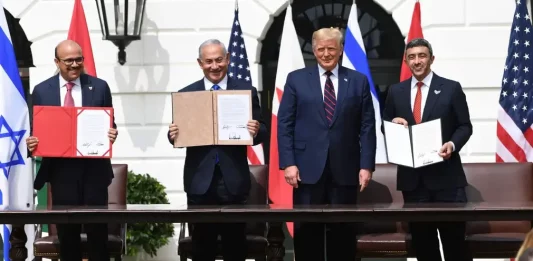 FOTOGRAFÍA. WASHINGTON D.C. (ESTADOS UNIDOS DE AMÉRICA, EEUU), 15 DE SEPTIEMBRE DE 2020. Desde la izquierda: Khalid Bin Ahmed Al-Khalifa, ministro de Exteriores de Baréin; Benjamin Netanyahu, primer ministro de Israel; Donald John Trump; y Abdullah bin Zayed bin Sultan Al Nahyan, ministro de Exteriores de Emiratos; presiden la firma inicial de los históricos Acuerdos de Abraham. Israel firmó este martes con los Emiratos Árabes Unidos (EAU) y con Baréin sendos acuerdos para establecer relaciones diplomáticas con esos países árabes, en una histórica ceremonia en la Casa Blanca junto al presidente estadounidense, Donald John Trump. En la firma de los llamados "Acuerdos de Abraham" participó el primer ministro israelí, Benjamín Netanyahu, el ministro de Exteriores de EAU, Abdulá bin Zayed al Nahyan, y el titular de Exteriores de Baréin, Abdulatif bin Rashid al Zayani. Trump también rubricó los pactos en calidad de mediador, y presumió de que los pactos marcan la primera vez en 26 años que Israel firma un acuerdo diplomático con un país árabe, después de pronosticar que pronto habrá pactos entre el Gobierno israelí y al menos "cinco países" más. Efe