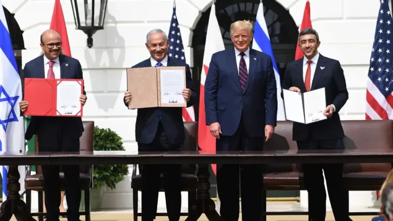 FOTOGRAFÍA. WASHINGTON D.C. (ESTADOS UNIDOS DE AMÉRICA, EEUU), 15 DE SEPTIEMBRE DE 2020. Desde la izquierda: Khalid Bin Ahmed Al-Khalifa, ministro de Exteriores de Baréin; Benjamin Netanyahu, primer ministro de Israel; Donald John Trump; y Abdullah bin Zayed bin Sultan Al Nahyan, ministro de Exteriores de Emiratos; presiden la firma inicial de los históricos Acuerdos de Abraham. Israel firmó este martes con los Emiratos Árabes Unidos (EAU) y con Baréin sendos acuerdos para establecer relaciones diplomáticas con esos países árabes, en una histórica ceremonia en la Casa Blanca junto al presidente estadounidense, Donald John Trump. En la firma de los llamados "Acuerdos de Abraham" participó el primer ministro israelí, Benjamín Netanyahu, el ministro de Exteriores de EAU, Abdulá bin Zayed al Nahyan, y el titular de Exteriores de Baréin, Abdulatif bin Rashid al Zayani. Trump también rubricó los pactos en calidad de mediador, y presumió de que los pactos marcan la primera vez en 26 años que Israel firma un acuerdo diplomático con un país árabe, después de pronosticar que pronto habrá pactos entre el Gobierno israelí y al menos "cinco países" más. Efe