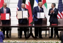 Oriente Medio | Kazajistán se une a los Acuerdos de Abraham FOTOGRAFÍA. WASHINGTON D.C. (ESTADOS UNIDOS DE AMÉRICA, EEUU), 15 DE SEPTIEMBRE DE 2020. Desde la izquierda: Khalid Bin Ahmed Al-Khalifa, ministro de Exteriores de Baréin; Benjamin Netanyahu, primer ministro de Israel; Donald John Trump; y Abdullah bin Zayed bin Sultan Al Nahyan, ministro de Exteriores de Emiratos; presiden la firma inicial de los históricos Acuerdos de Abraham. Israel firmó este martes con los Emiratos Árabes Unidos (EAU) y con Baréin sendos acuerdos para establecer relaciones diplomáticas con esos países árabes, en una histórica ceremonia en la Casa Blanca junto al presidente estadounidense, Donald John Trump. En la firma de los llamados "Acuerdos de Abraham" participó el primer ministro israelí, Benjamín Netanyahu, el ministro de Exteriores de EAU, Abdulá bin Zayed al Nahyan, y el titular de Exteriores de Baréin, Abdulatif bin Rashid al Zayani. Trump también rubricó los pactos en calidad de mediador, y presumió de que los pactos marcan la primera vez en 26 años que Israel firma un acuerdo diplomático con un país árabe, después de pronosticar que pronto habrá pactos entre el Gobierno israelí y al menos "cinco países" más. Efe