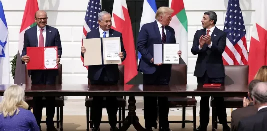 FOTOGRAFÍA. WASHINGTON D.C. (ESTADOS UNIDOS DE AMÉRICA, EEUU), 15 DE SEPTIEMBRE DE 2020. Desde la izquierda: Khalid Bin Ahmed Al-Khalifa, ministro de Exteriores de Baréin; Benjamin Netanyahu, primer ministro de Israel; Donald John Trump; y Abdullah bin Zayed bin Sultan Al Nahyan, ministro de Exteriores de Emiratos; presiden la firma inicial de los históricos Acuerdos de Abraham. Israel firmó este martes con los Emiratos Árabes Unidos (EAU) y con Baréin sendos acuerdos para establecer relaciones diplomáticas con esos países árabes, en una histórica ceremonia en la Casa Blanca junto al presidente estadounidense, Donald John Trump. En la firma de los llamados "Acuerdos de Abraham" participó el primer ministro israelí, Benjamín Netanyahu, el ministro de Exteriores de EAU, Abdulá bin Zayed al Nahyan, y el titular de Exteriores de Baréin, Abdulatif bin Rashid al Zayani. Trump también rubricó los pactos en calidad de mediador, y presumió de que los pactos marcan la primera vez en 26 años que Israel firma un acuerdo diplomático con un país árabe, después de pronosticar que pronto habrá pactos entre el Gobierno israelí y al menos "cinco países" más. Efe
