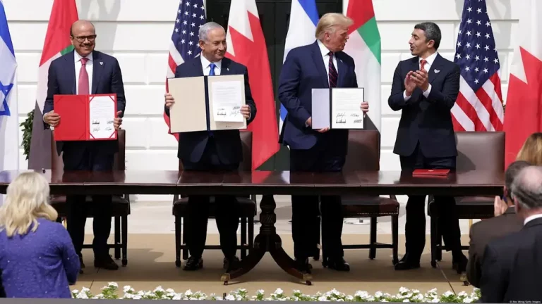 FOTOGRAFÍA. WASHINGTON D.C. (ESTADOS UNIDOS DE AMÉRICA, EEUU), 15 DE SEPTIEMBRE DE 2020. Desde la izquierda: Khalid Bin Ahmed Al-Khalifa, ministro de Exteriores de Baréin; Benjamin Netanyahu, primer ministro de Israel; Donald John Trump; y Abdullah bin Zayed bin Sultan Al Nahyan, ministro de Exteriores de Emiratos; presiden la firma inicial de los históricos Acuerdos de Abraham. Israel firmó este martes con los Emiratos Árabes Unidos (EAU) y con Baréin sendos acuerdos para establecer relaciones diplomáticas con esos países árabes, en una histórica ceremonia en la Casa Blanca junto al presidente estadounidense, Donald John Trump. En la firma de los llamados "Acuerdos de Abraham" participó el primer ministro israelí, Benjamín Netanyahu, el ministro de Exteriores de EAU, Abdulá bin Zayed al Nahyan, y el titular de Exteriores de Baréin, Abdulatif bin Rashid al Zayani. Trump también rubricó los pactos en calidad de mediador, y presumió de que los pactos marcan la primera vez en 26 años que Israel firma un acuerdo diplomático con un país árabe, después de pronosticar que pronto habrá pactos entre el Gobierno israelí y al menos "cinco países" más. Efe