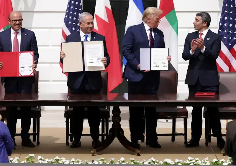 Oriente Medio | Kazajistán se une a los Acuerdos de Abraham FOTOGRAFÍA. WASHINGTON D.C. (ESTADOS UNIDOS DE AMÉRICA, EEUU), 15 DE SEPTIEMBRE DE 2020. Desde la izquierda: Khalid Bin Ahmed Al-Khalifa, ministro de Exteriores de Baréin; Benjamin Netanyahu, primer ministro de Israel; Donald John Trump; y Abdullah bin Zayed bin Sultan Al Nahyan, ministro de Exteriores de Emiratos; presiden la firma inicial de los históricos Acuerdos de Abraham. Israel firmó este martes con los Emiratos Árabes Unidos (EAU) y con Baréin sendos acuerdos para establecer relaciones diplomáticas con esos países árabes, en una histórica ceremonia en la Casa Blanca junto al presidente estadounidense, Donald John Trump. En la firma de los llamados "Acuerdos de Abraham" participó el primer ministro israelí, Benjamín Netanyahu, el ministro de Exteriores de EAU, Abdulá bin Zayed al Nahyan, y el titular de Exteriores de Baréin, Abdulatif bin Rashid al Zayani. Trump también rubricó los pactos en calidad de mediador, y presumió de que los pactos marcan la primera vez en 26 años que Israel firma un acuerdo diplomático con un país árabe, después de pronosticar que pronto habrá pactos entre el Gobierno israelí y al menos "cinco países" más. Efe