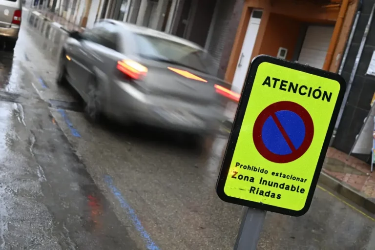 FOTOGRAFÍA. VINAROZ (CASTELLÓN) COMUNIDAD VALENCIANA (REINO DE ESPAÑA), 28 DE SEPTIEMBRE DE 2025. Una señal advierte sobre una zona inundable en Vinaroz, provincia de Castellón, en una imagen de archivo. Efe