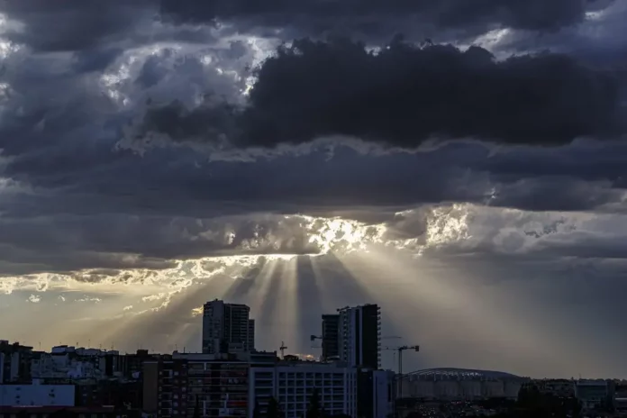 Alerta por lluvias en Cataluña FOTOGRAFÍA. ZARAGOZA 8ARAGÓN) REINO DE ESPAÑA, 31 DE AGOSTO DE 2025. Atardecer este domingo en Zaragoza, Comunidad autónoma de Aragón (Reino de España). Efe