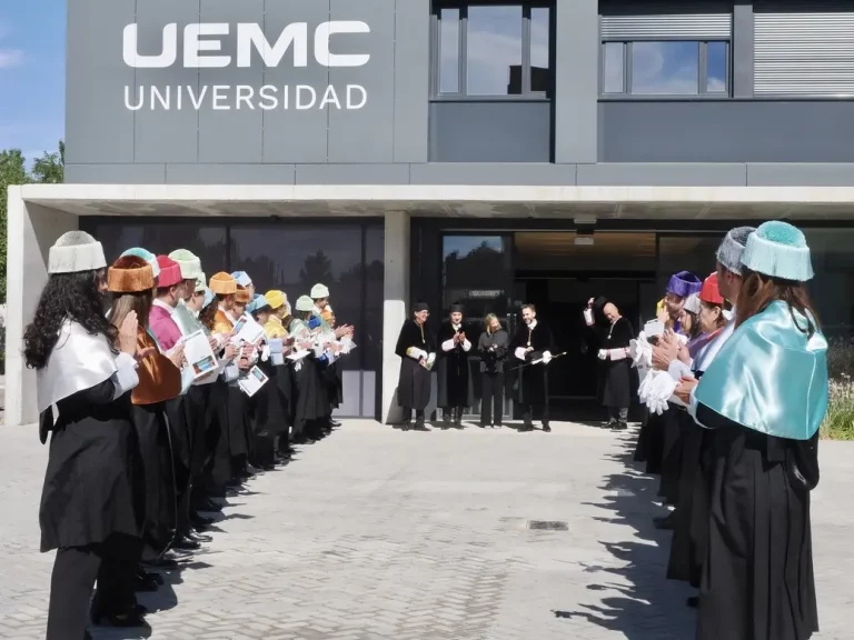 FOTOGRAFÍA. VALLADOLID (CASTILLA Y LEÓN) REINO DE ESPAÑA, 24 DE SEPTIEMBRE DE 2025. El rector de la Universidad Europea Miguel de Cervantes (UEMC) de Valladolid, David García López, ha presidido hoy el solemne acto de apertura del curso académico 2025-2026. El evento ha contado con la presencia del presidente de la Diputación Provincial de Valladolid, Conrado Íscar; de la delegada territorial en Valladolid de la Junta, Raquel Lourdes Alonso Hernández; y de la Concejala Delegada Especial de Modernización Administrativa del Ayuntamiento de Valladolid, Silvia Tomillo Alonso. Asimismo, han asistido los rectores de las universidades de Valladolid, Antonio Largo Cabrerizo; de la Pontificia de Salamanca, Santiago García-Jalón de la Lama; y de Burgos, José Miguel García Pérez; de la directora de Universidades e Investigación de la Consejería de Educación de la Junta Castilla y León, Blanca Ares González; del director de la Agencia para la Calidad del Sistema Universitario de Castilla y León, Manuel Lázaro Pulido; y de la gerente de la Fundación Universidades y Enseñanzas Superiores de Castilla y León, Angélica Vázquez Justel. También estuvieron presentes en el evento el vicerrector de Infraestructuras, Sostenibilidad y Transformación Digital de la Universidad de León, Ramón Ángel Fernández Díaz; y la vicerrectora de Ordenación Académica de la Universidad Internacional Isabel I de Castilla, Ana Cristina García Pérez. Lasvocesdelpueblo (Ñ Pueblo)