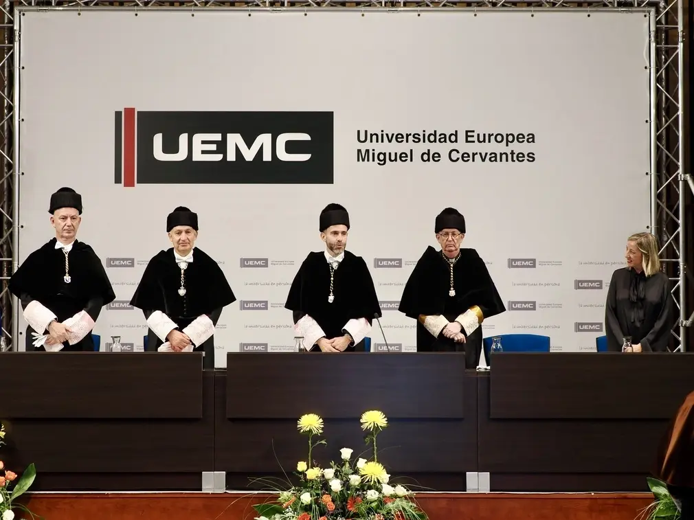 FOTOGRAFÍA. VALLADOLID (CASTILLA Y LEÓN) REINO DE ESPAÑA, 24 DE SEPTIEMBRE DE 2025. El rector de la Universidad Europea Miguel de Cervantes (UEMC) de Valladolid, David García López, ha presidido hoy el solemne acto de apertura del curso académico 2025-2026. El evento ha contado con la presencia del presidente de la Diputación Provincial de Valladolid, Conrado Íscar; de la delegada territorial en Valladolid de la Junta, Raquel Lourdes Alonso Hernández; y de la Concejala Delegada Especial de Modernización Administrativa del Ayuntamiento de Valladolid, Silvia Tomillo Alonso. Asimismo, han asistido los rectores de las universidades de Valladolid, Antonio Largo Cabrerizo; de la Pontificia de Salamanca, Santiago García-Jalón de la Lama; y de Burgos, José Miguel García Pérez; de la directora de Universidades e Investigación de la Consejería de Educación de la Junta Castilla y León, Blanca Ares González; del director de la Agencia para la Calidad del Sistema Universitario de Castilla y León, Manuel Lázaro Pulido; y de la gerente de la Fundación Universidades y Enseñanzas Superiores de Castilla y León, Angélica Vázquez Justel. También estuvieron presentes en el evento el vicerrector de Infraestructuras, Sostenibilidad y Transformación Digital de la Universidad de León, Ramón Ángel Fernández Díaz; y la vicerrectora de Ordenación Académica de la Universidad Internacional Isabel I de Castilla, Ana Cristina García Pérez. Lasvocesdelpueblo (Ñ Pueblo)