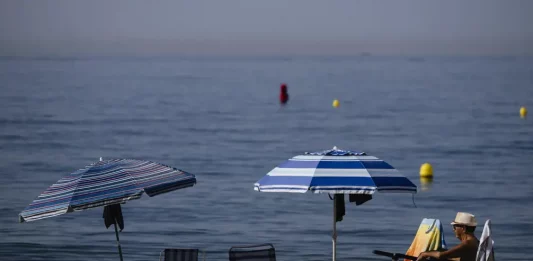 FOTOGRAFÍA. MÁLAGA 8ANDALUCÍA) REINO DE ESPAÑA, 13 DE AGOSTO DE 2025. Un hombre sentado junto al mar en la playa del Rincón de la Victoria (Málaga), este 13 de  agosto de 2025. Efe