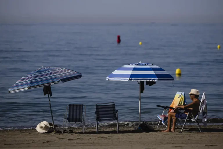 FOTOGRAFÍA. MÁLAGA 8ANDALUCÍA) REINO DE ESPAÑA, 13 DE AGOSTO DE 2025. Un hombre sentado junto al mar en la playa del Rincón de la Victoria (Málaga), este 13 de  agosto de 2025. Efe