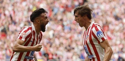 FOTOGRAFÍA. MADRID (REINO DE ESPAÑA), 27 DE SEPTIEMBRE DE 2025. El defensa del Atlético de Madrid Robin Le Normand (d) celebra con su compañero Nico González (i) tras marcar el primer gol durante el partido de liga entre el Real Madrid y el Atlético de Madrid que se disputa en el estadio Riyadh Air Metropolitano este sábado. Efe