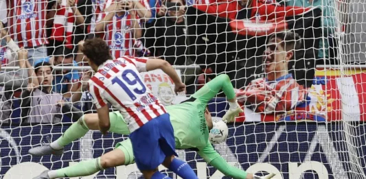 FOTOGRAFÍA. MADRID (REINO DE ESPAÑA), 27 DE SEPTIEMBRE DE 2025. El delantero del Atlético de Madrid Julián Álvarez marca gol de penalti durante el partido de LaLiga EA Sports entre el Real Madrid y el Atlético de Madrid, que se disputó en el estadio Riyadh Air Metropolitano este sábado. Efe