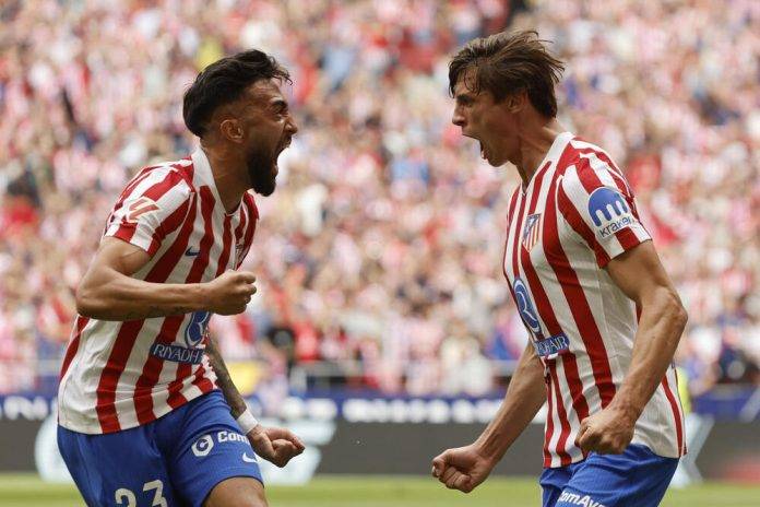 FOTOGRAFÍA. MADRID (REINO DE ESPAÑA), 27 DE SEPTIEMBRE DE 2025. El defensa del Atlético de Madrid Robin Le Normand (d) celebra con su compañero Nico González (i) tras marcar el primer gol durante el partido de liga entre el Real Madrid y el Atlético de Madrid que se disputa en el estadio Riyadh Air Metropolitano este sábado. Efe