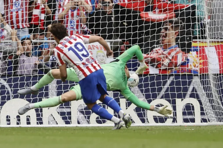 FOTOGRAFÍA. MADRID (REINO DE ESPAÑA), 27 DE SEPTIEMBRE DE 2025. El delantero del Atlético de Madrid Julián Álvarez marca gol de penalti durante el partido de LaLiga EA Sports entre el Real Madrid y el Atlético de Madrid, que se disputó en el estadio Riyadh Air Metropolitano este sábado. Efe