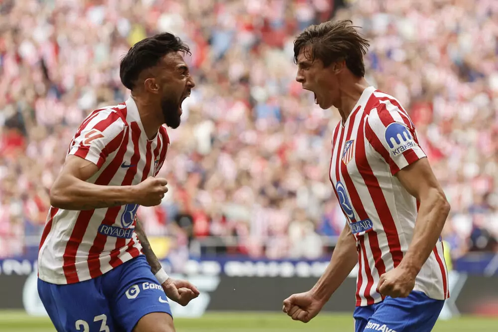 FOTOGRAFÍA. MADRID (REINO DE ESPAÑA), 27 DE SEPTIEMBRE DE 2025. El defensa del Atlético de Madrid Robin Le Normand (d) celebra con su compañero Nico González (i) tras marcar el primer gol durante el partido de liga entre el Real Madrid y el Atlético de Madrid que se disputa en el estadio Riyadh Air Metropolitano este sábado. Efe
