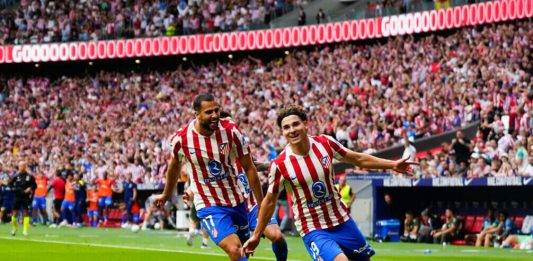 FOTOGRAFÍA. MADRID (REINO DE ESPAÑA), 27 DE SEPTIEMBRE DE 2025. El delantero del Atlético de Madrid Julián Álvarez (d) celebra su gol, cuarto del equipo, durante el partido de LaLiga EA Sports entre el Real Madrid y el Atlético de Madrid, que se disputó en el estadio Riyadh Air Metropolitano este sábado. Efe