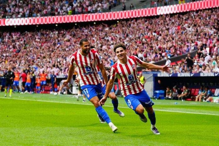 FOTOGRAFÍA. MADRID (REINO DE ESPAÑA), 27 DE SEPTIEMBRE DE 2025. El delantero del Atlético de Madrid Julián Álvarez (d) celebra su gol, cuarto del equipo, durante el partido de LaLiga EA Sports entre el Real Madrid y el Atlético de Madrid, que se disputó en el estadio Riyadh Air Metropolitano este sábado. Efe