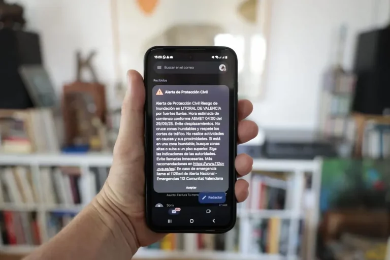 FOTOGRAFÍA. VALENCIA (COMUNIDAD VALENCIANA) REINO DE ESPAÑA, 28 DE SEPTIEMBRE DE 2025. Detalle de un mensaje Es-Alert de Protección Civil, con un aviso a los teléfonos móviles, alertando del riesgo de inundaciones en el litoral norte de Castellón y el litoral de la provincia de Valencia. Emergencias del Govern de la Generalitat Valenciana ha convocado para las 16.00 horas de esta tarde una reunión de coordinación de los organismos e instituciones competentes en materia de emergencias y seguridad para abordar el aviso rojo por fuertes lluvias establecido por Aemet para este lunes en el litoral norte de Castellón y en toda la provincia de Valencia. Efe