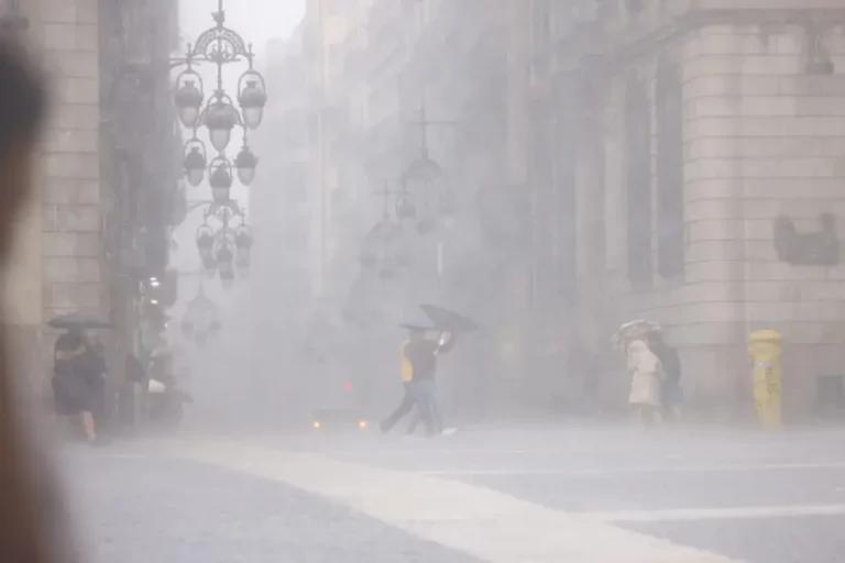 FOTOGRAFÍA. BARCELONA (CATALUÑA) REINO DE ESPAÑA, 11 DE SEPTIEMBRE DE 2025. Diada de Catalunya (Día de Cataluña). Personas se protegen de la lluvia este jueves en el centro de Barcelona. Un frente atlántico pasará previsiblemente este jueves por la península, dejando cielos nubosos y precipitaciones en el extremo norte del país, al tiempo que se esperan temperaturas en aumento en casi toda España.- Efe