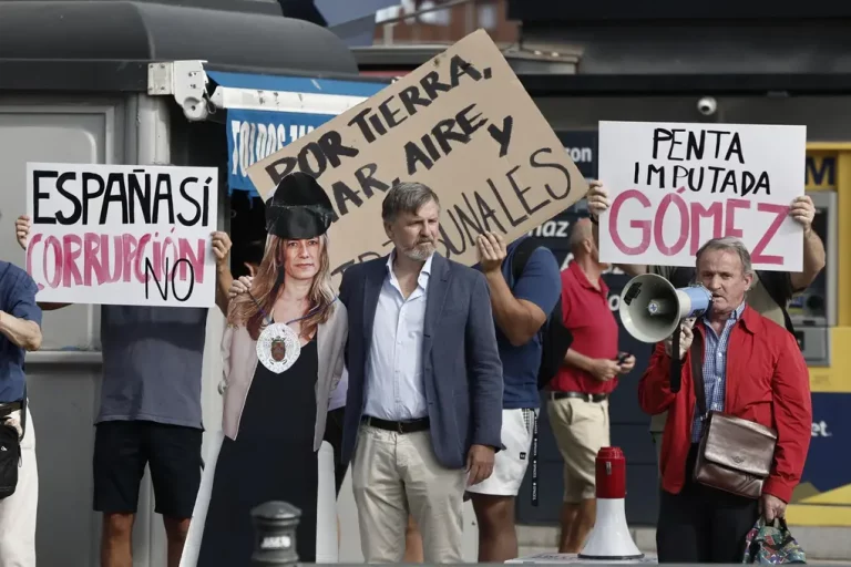 FOTOGRAFÍA. MADRID (REINO DE ESPAÑA), 10 DE SEPTIERMBRE DE 2025. Concentración en contra de María Begoña Gómez Fernández (Begoña Gómez), esposa del presidente del Gobierno de España y secretario general del Partido Socialista (PSOE), Pedro Sánchez Pérez-Castejón, frente a los juzgados de Plaza de Castilla en Madrid este miércoles. Gómez está llamada a declarar este miércoles como investigada ante el juez Juan Carlos Peinado por presunta malversación en la contratación y funciones de su asesora en Moncloa, Cristina Álvarez, quien también está citada por el mismo motivo. Efe