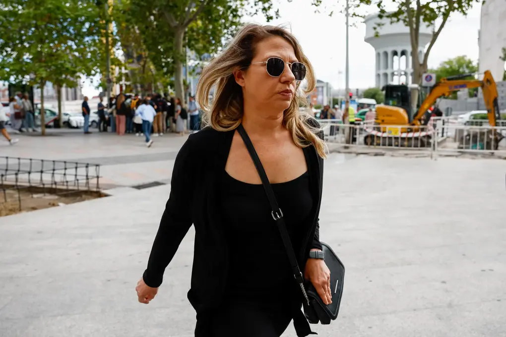 FOTOGRAFÍA. MADRID (REINO DE ESPAÑA), 10 DE SEPTIERMBRE DE 2025. María Cristina Álvarez Rodríguez (Cristina Álvarez), asesora de María Begoña Gómez Fernández (Begoña Gómez), esposa del presidente del Gobierno de España y secretario general del Partido Socialista (PSOE), Pedro Sánchez Pérez-Castejón, en Moncloa, llega a los juzgados de Plaza de Castilla en Madrid este miércoles. Begoña Gómez, mujer del presidente del Gobierno, está llamada a declarar este miércoles como investigada ante el juez Juan Carlos Peinado por presunta malversación en la contratación y funciones de Álvarez, quien también está citada por el mismo motivo. Efe