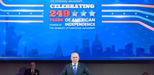 FOTOGRAFÍA. JERUSALÉN (ISAREL), 09 DE SEPTIEMBRE DE 2025. Acto del 249 Aniversario de la Independencia de Estados Unidos de América (EEUU). El primer ministro de israel "Bibi" Benjamín Netanyahu ha asegurado hoy que el ataque aéreo «quirúrgico y de precisión» israelí contra los «salvajes» líderes de Hamás ISIS en Doha (Catar) allanará el camino para un «inmediato» fin de la guerra contra el naziislamismo en Gaza. «Esta acción puede abrir la puerta al fin de la guerra en Gaza», afirmó durante un evento en la embajada de los Estados Unidos de américa (EEUU) en Jerusalén. Lasvocesdelpueblo (Ñ Pueblo)