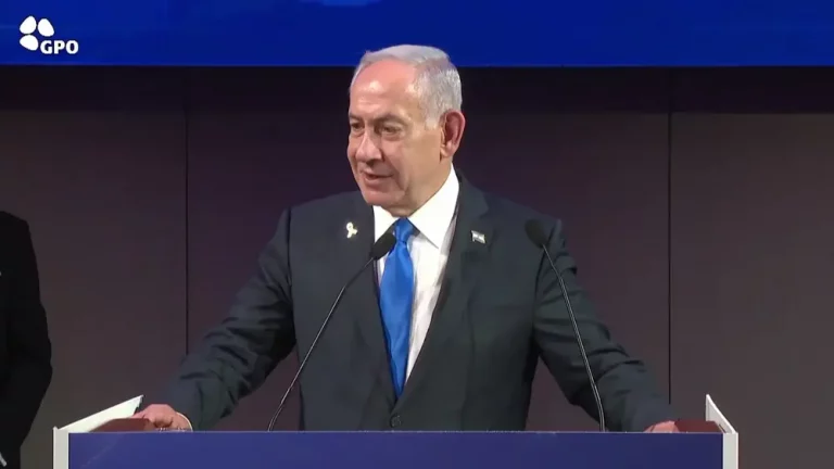 FOTOGRAFÍA. JERUSALÉN (ISAREL), 09 DE SEPTIEMBRE DE 2025. El primer ministro de israel "Bibi" Benjamín Netanyahu ha asegurado hoy que el ataque aéreo «quirúrgico y de precisión» israelí contra los «salvajes» líderes de Hamás ISIS en Doha (Catar) allanará el camino para un «inmediato» fin de la guerra contra el naziislamismo en Gaza. «Esta acción puede abrir la puerta al fin de la guerra en Gaza», afirmó durante un evento en la embajada de los Estados Unidos de américa (EEUU) en Jerusalén. Lasvocesdelpueblo (Ñ Pueblo)