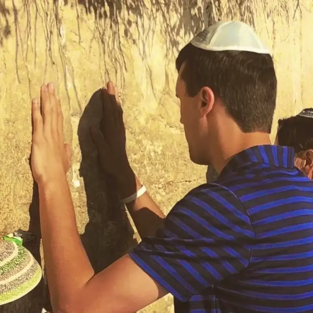 FOTOGRAFÍA. JERUSALÉN (ISRAEL), 14 DE OCTUBRE DE 2023. El comentarista y activista patriota y un defensor de la libertad y de los derechos humanos, Charles James Kirk (Charlie Kirk) registrado durante una oración ante "El Muro de las Lamentaciones" también conocido como "Muro de los Lamentos​" , en hebreo "Muro Occidental", que es el lugar más sagrado del judaísmo, vestigio del Templo de Jerusalén. Mossad Commentary (X: @MOSSADil)/Lasvocesdelpueblo (Ñ pueblo)