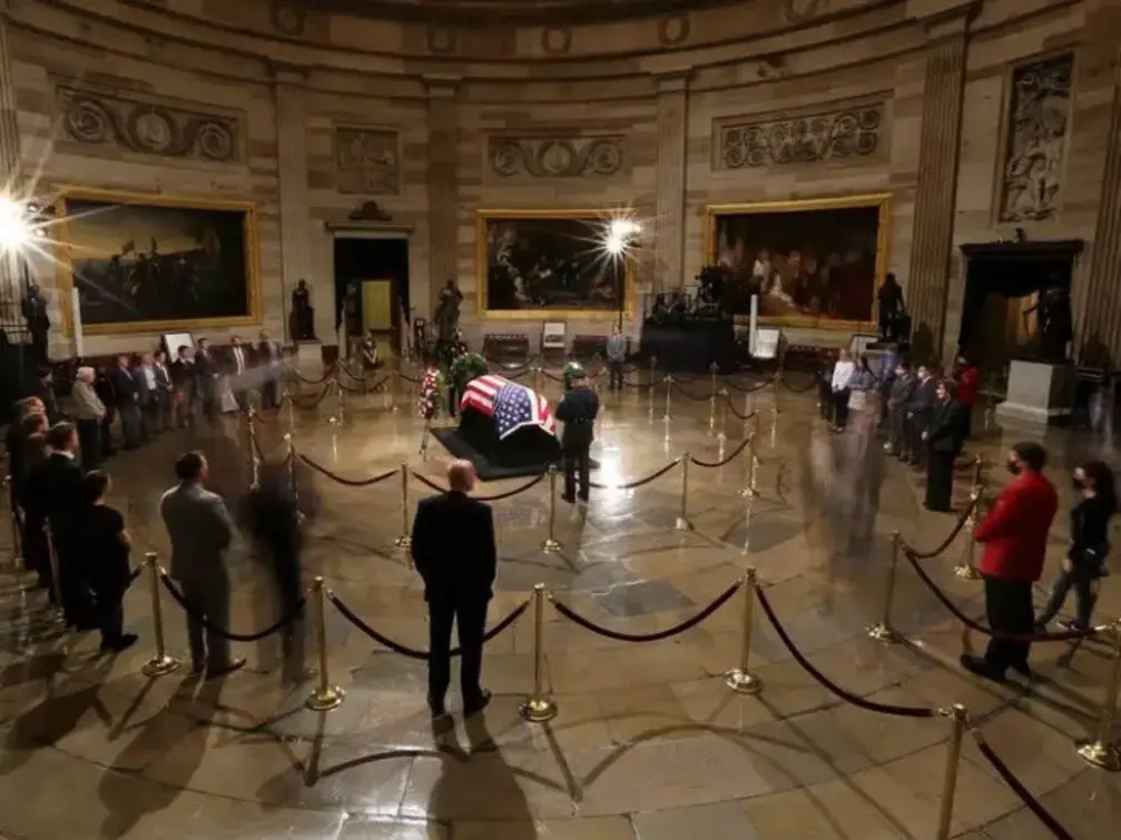 FOTOGRAFÍA. WASHINGTON (ESTADOS UNIDOS DE AMÉRICA, EEUU), 11 DE SEPTIEMBRE DE 2025. El comentarista y activista patriota y un defensor de la libertad y de los derechos humanos, Charles James Kirk (Charlie Kirk) será velado con todos los honores en el Capitolio de United States of America (USA). Los legisladores anunciaron que autorizaron a que Charlie Kirk fuera despedido en la Rotonda del Capitolio, si su familia así lo decide. "Charlie Kirk dedicó su vida a defender las libertades que definen a los Estados Unidos de América (EEUU)". Así alegaron los legisladores estadounidenses. Eduardo Menoni (X: @eduardomenoni)/Lasvocesdelpueblo (Ñ Pueblo)