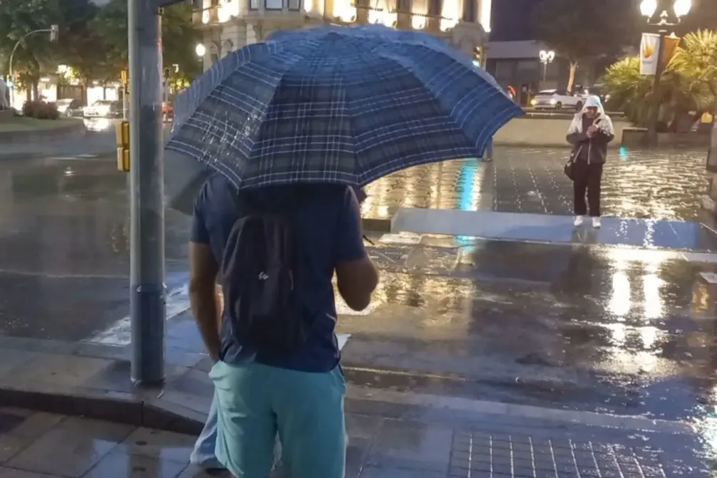 FOTOGRAFÍA. TARRAGOPNA (CATALUÑA) REINO DE ESPAÑA, 08 DE SEPTIEMBRE DE 2025. Varias personas bajo la lluvia en Tarragona, este lunes 8 de septiembre de 2025. Efe