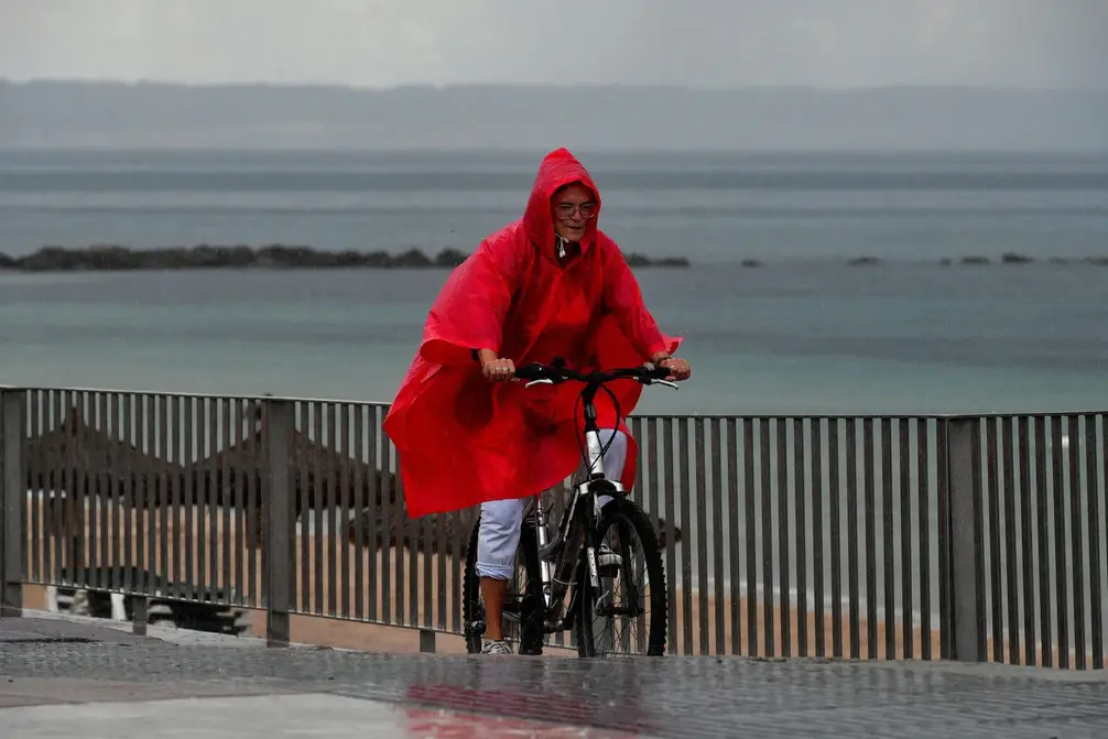 FOTOGRAFÍA. PALAMA DE MALLORCA (ISLAS BALEARES) REINO DE ESPAÑA, 22 DE OCTUBRE DE 2024. Imagen de de una ciclista en la ciudad de Palma, capital de la isla española de Mallorca y ciudad turística situada en el oeste del mar Mediterráneo (islas Baleares) Reino de España, este 22 de octubre de 2024. Efe