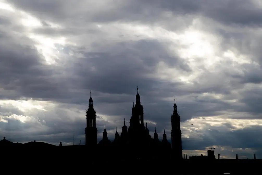 FOTOGRAFÍA. ZARAGOZA (COMUNIDAD AUTÓNOMA DE ARAGÓN) REINO DE ESPAÑA, 13 DE ABRIL DE 2023. Cielos nublados sobre la Basílica del Pilar de Zaragoza, en una imagen de archivo. Efe