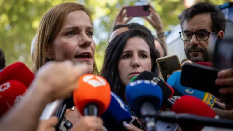 FOTOGRAFÍA. BARRIADA DE HORTALEZA (COMUNIDAD DE MADRID) REINO DE ESPAÑA, 02 DE SEPTIEMBRE DE 2025. La portavoz nacional de Agenda España de VOX, Isabel Pérez Moñino-Aranda, junto a la diputada nacional, Roció de Meer Méndez, ha comparecido este martes frente al Centro de inmigrantes ilegales, Menores Extranjeros No Acompañados (MENA) del barrio de Hortaleza (Madrid) Comunidad de Madrid, donde hace unos días una niña de 14 años fue violada brutalmente por parte de un inmigrante ilegal, de 17 años y de origen Marruecos. Lasvocesdelpueblo (Ñ Pueblo)
