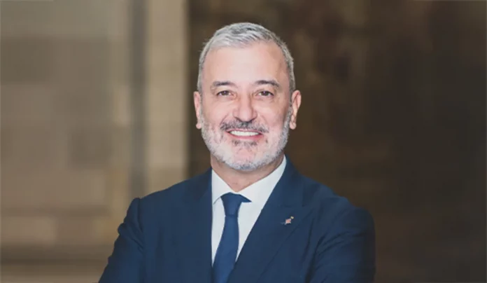 FOTOGRAFÍA. BARCELONA (CATALUÑA) REINO DE ESPAÑA, 19 DE SEPTIEMBRE DE 2025. El alcalde del Ayuntamiento de Barcelona, Jaume Collboni Cuadrado, por el Partido Socialista (PSOE/PSC) pide a los barceloneses "acoger a los inmigrantes en casa" a cambio de dinero. Lasvocesdelpueblo (Ñ Pueblo)