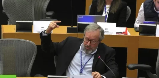 FOTOGRAFÍA. BRUSELAS (BÉLGICA), 25 DE SEPTIEMBRE DE 2025. El eurodiputado por VOX del Grupo Parlamentario de los patriotas europeos, Patriots of Europe, Juan Carlos Girauta Vidal, registrado este jueves en la Comisión de Peticiones del Parlamento Europeo durante el debate sobre las devastadoras consecuencias de la Depresión Aislada en Niveles Altos (DANA) o (gota fría) en la Comunidad Valenciana, que dejó decenas de fallecidos y miles de damnificados. Lasvocesdelpueblo (Ñ Pueblo)