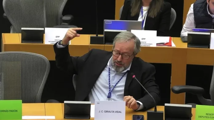 FOTOGRAFÍA. BRUSELAS (BÉLGICA), 25 DE SEPTIEMBRE DE 2025. El eurodiputado por VOX del Grupo Parlamentario de los patriotas europeos, Patriots of Europe, Juan Carlos Girauta Vidal, registrado este jueves en la Comisión de Peticiones del Parlamento Europeo durante el debate sobre las devastadoras consecuencias de la Depresión Aislada en Niveles Altos (DANA) o (gota fría) en la Comunidad Valenciana, que dejó decenas de fallecidos y miles de damnificados. Lasvocesdelpueblo (Ñ Pueblo)