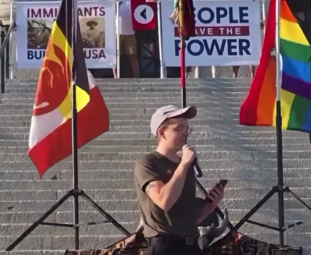 FOTOGRAFÍA. ESTADO DE UTAH (ESTADOS UNIDOS DE AMÉRICA), 12 DE SEPTIEMBRE DE 2025. Las Autoridades del estado de Utah (United States of America (USA) han hecho público este viernes la Declaración Jurada de Arresto del nacionalsocialista Tyler Robinson, individuo islamofascista, migracionista y antisemita que asesinó al comentarista patriota Charles James Kirk (Charlie Kirk), el pasado miércoles, 10 de septiembre de 2025, cuando el pacífico defensor de los derechos humanos y de los valores de la Humanidad se encontraba en el campus de la Universidad del Valle de Utah (UVU) en Orem, Estado de Utah, para un evento político en el Campo Drive con centenares de estudiantes de todas las ideologías, un debate de opiniones sobre las cuestiones de la actualidad. Pues resulta que nazi de izquierda (Antifa "Antifascista") Tyler Robinson, que ya ha confesado el crimen, asegura que decidió asesinar al patriota Charles James Kirk (Charlie Kirk) porque "no le gustaba las opiniones de Charles James Kirk (Charlie Kirk)". Una confesión confirmada por familiares del asesino, que aseguran que fue muy extremistas en las últimas semanas y que llegó a mencionar el nombre de su víctima en una conversión. El nacionalsocialista Tyler Robinson era militante del nacionalsocialismo, concretamente en la formación política antisemita y antiisraelí llamada "Democratic Socialists of America (DSA)". De acuerdo con la Declaración Jurada de Arresto, son los familiares del nazi de izquierda Tyler Robinson que le obligaron a entregarse a la Policía, después de ver circular la recompensa del FBI de 100.000 dólares junto las fotos del asesino socialista Tyler Robinson. Lasvocesdelpueblo (Ñ Pueblo)