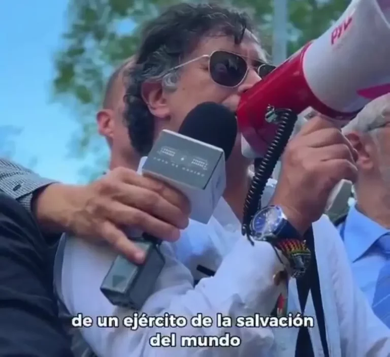 FOTOGRAFÍA. NUEVA YORK (ESTADOS UNIDOS DE AMÉRICA, EEUU), 26 DE SEPTIEMBRE DE 2025. El antisemita ultraizquierdista y terrorista no arrepentido que ejerce de presidente de Colombia, Gustavo Francisco Petro Urrego (Gustavo Petro), en un acto antisemita convocado hoy en Nueva York contra las vidas judías e Israel pidió a los soldados estadounidenses que desobedezcan mandatos de su Gobierno estadounidense, "les pido a todos los soldados del Ejército de los Estados Unidos de América que desobedezcan la orden del presidente estadounidense Donald John Trump", para así permitir que pueda operar un futuro «ejército de salvación» multinacional que apoyaría a los gazatíes y cuya creación, dijo, que él propondría a la Asamblea General de la ONG corrupta y criminal llamada Organización de las Naciones Unidas (ONU), donde pronunció un discurso ayer mismo. Captura vídeo/Lasvocesdelpueblo (Ñ Pueblo)