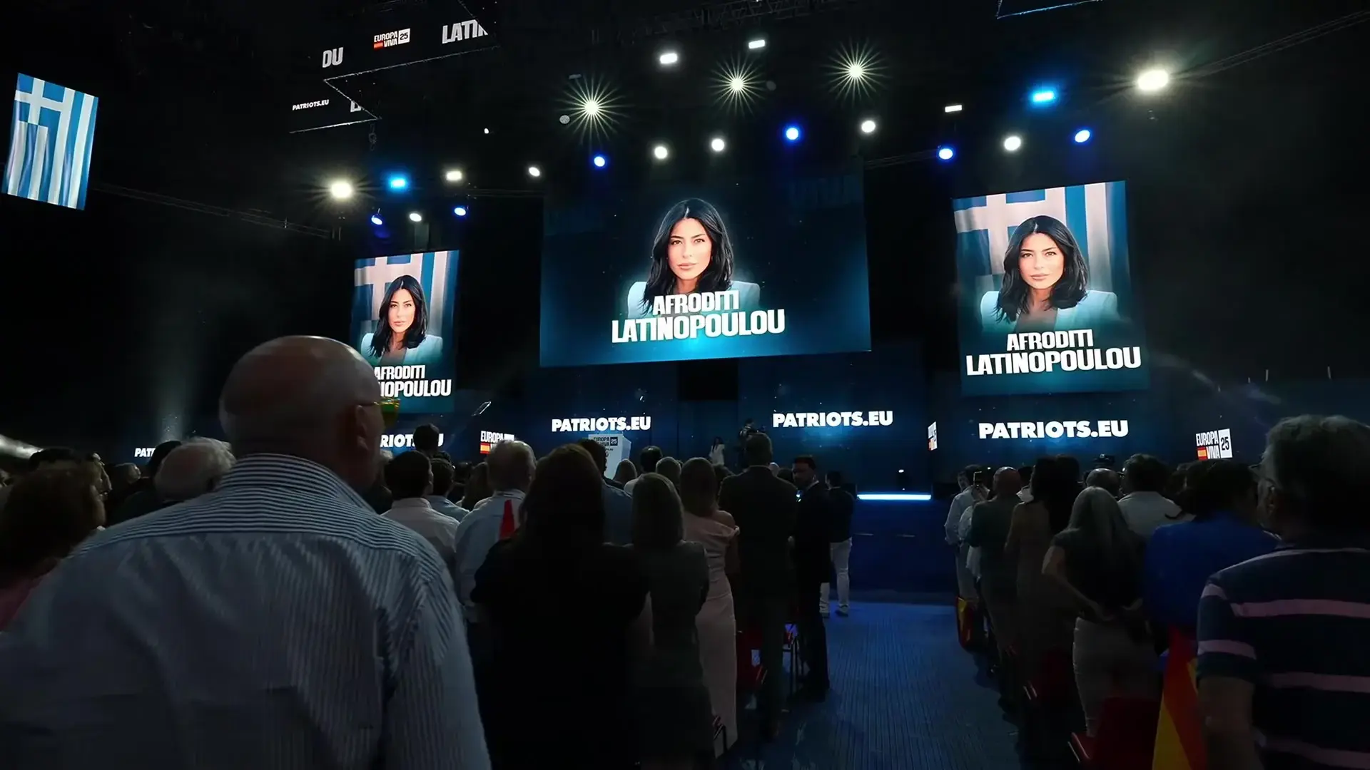 FOTOGRAFÍA. CARABANCHEL (COMUNIDAD DE MADRID) REINO DE ESPAÑA, 14 DE SEPTIEMBRE DE 2025. La eurodiputada griega del Grupo Parlamentario de Patriots of Europe y líder del partido del patriotismo griego "Voice of Reason", Afroditi Latinopoulou, durante su intervención en el multitudinario acto de Patriots y VOX en Madrid, este domingo 14 de septiembre de 2025. Más de 8.500 personas se han puesto en pie este domingo para rendirle un homenaje e histórico adiós al patriota comentarista estadounidense Charles James Kirk (Charlie Kirk), asesino cruelmente por la Izquierda/WOKE/Migracionismo/globalismo el pasado miércoles en Orem, en el Campus Drive de la Universidad del Estado de Utah (estados Unidos de América, EEUU). En el acto intervienen y participan líderes patriotas de todo el Occidente libre: Hispanoamérica, Europa y Estados Unidos de América. Están presentes numerosos dirigentes de Patriots of Europe; algunos de ellos intervienen en videoconferencia en el acto que el líder de Patriots y de VOX clausurará con uno de sus mejores intervenciones; se prevé que, en clave nacional español, Abascal presente una alternativa al pueblo español para asaltar los cielos y gobernar España, y en clave europea, una alternativa a la destrucción de la civilización europea que promueven la élite WOKE a través de los principales partidos del Gobierno de la Unión Europea: Partido Popular (PP) y Partido socialista (PSOE) junto a las formaciones de extrema izquierdas y climáticas. Lasvocesdelpueblo (Ñ pueblo)