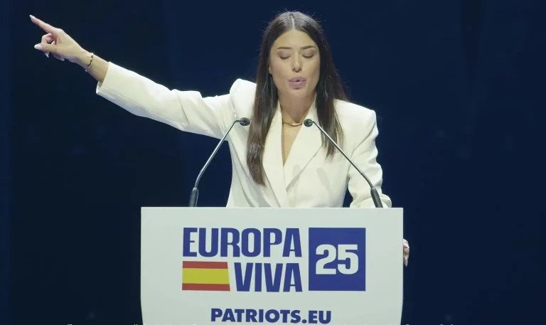 FOTOGRAFÍA. CARABANCHEL (COMUNIDAD DE MADRID) REINO DE ESPAÑA, 14 DE SEPTIEMBRE DE 2025. La eurodiputada griega del Grupo Parlamentario de Patriots of Europe y líder del partido del patriotismo griego "Voice of Reason", Afroditi Latinopoulou, durante su intervención en el multitudinario acto de Patriots y VOX en Madrid, este domingo 14 de septiembre de 2025. Más de 8.500 personas se han puesto en pie este domingo para rendirle un homenaje e histórico adiós al patriota comentarista estadounidense Charles James Kirk (Charlie Kirk), asesino cruelmente por la Izquierda/WOKE/Migracionismo/globalismo el pasado miércoles en Orem, en el Campus Drive de la Universidad del Estado de Utah (estados Unidos de América, EEUU). En el acto intervienen y participan líderes patriotas de todo el Occidente libre: Hispanoamérica, Europa y Estados Unidos de América. Están presentes numerosos dirigentes de Patriots of Europe; algunos de ellos intervienen en videoconferencia en el acto que el líder de Patriots y de VOX clausurará con uno de sus mejores intervenciones; se prevé que, en clave nacional español, Abascal presente una alternativa al pueblo español para asaltar los cielos y gobernar España, y en clave europea, una alternativa a la destrucción de la civilización europea que promueven la élite WOKE a través de los principales partidos del Gobierno de la Unión Europea: Partido Popular (PP) y Partido socialista (PSOE) junto a las formaciones de extrema izquierdas y climáticas. Lasvocesdelpueblo (Ñ pueblo)