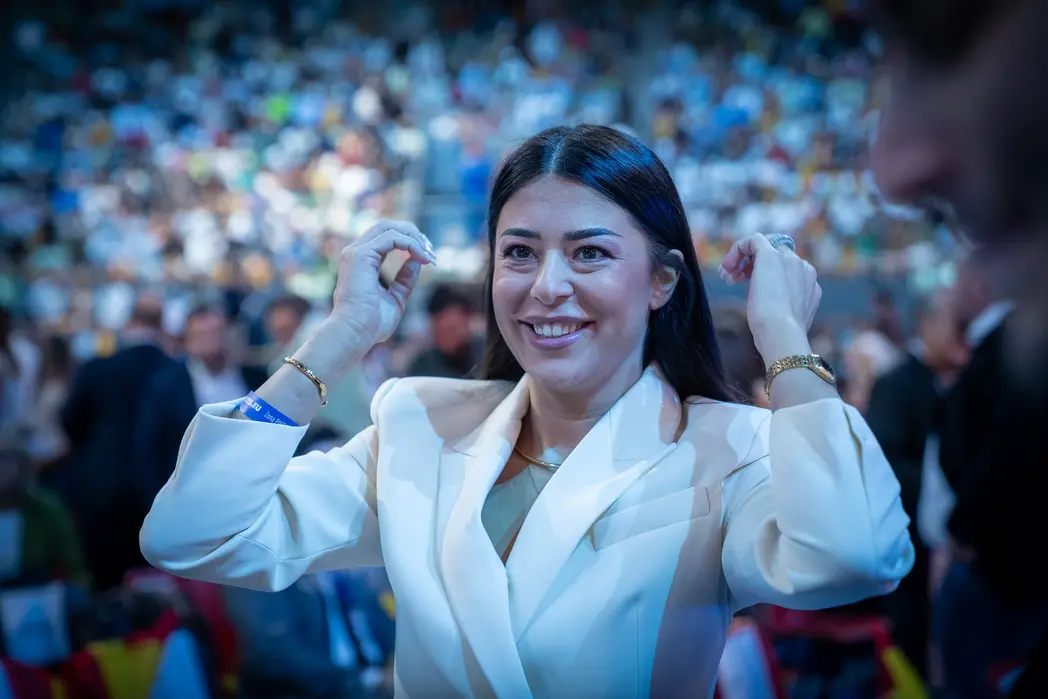 FOTOGRAFÍA. CARABANCHEL (COMUNIDAD DE MADRID) REINO DE ESPAÑA, 14 DE SEPTIEMBRE DE 2025. La eurodiputada griega del Grupo Parlamentario de Patriots of Europe y líder del partido del patriotismo griego "Voice of Reason", Afroditi Latinopoulou, durante su intervención en el multitudinario acto de Patriots y VOX en Madrid, este domingo 14 de septiembre de 2025. Más de 8.500 personas se han puesto en pie este domingo para rendirle un homenaje e histórico adiós al patriota comentarista estadounidense Charles James Kirk (Charlie Kirk), asesino cruelmente por la Izquierda/WOKE/Migracionismo/globalismo el pasado miércoles en Orem, en el Campus Drive de la Universidad del Estado de Utah (estados Unidos de América, EEUU). En el acto intervienen y participan líderes patriotas de todo el Occidente libre: Hispanoamérica, Europa y Estados Unidos de América. Están presentes numerosos dirigentes de Patriots of Europe; algunos de ellos intervienen en videoconferencia en el acto que el líder de Patriots y de VOX clausurará con uno de sus mejores intervenciones; se prevé que, en clave nacional español, Abascal presente una alternativa al pueblo español para asaltar los cielos y gobernar España, y en clave europea, una alternativa a la destrucción de la civilización europea que promueven la élite WOKE a través de los principales partidos del Gobierno de la Unión Europea: Partido Popular (PP) y Partido socialista (PSOE) junto a las formaciones de extrema izquierdas y climáticas. Lasvocesdelpueblo (Ñ pueblo)