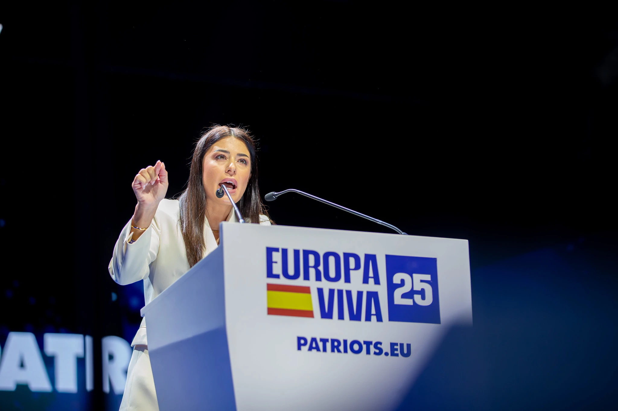 FOTOGRAFÍA. CARABANCHEL (COMUNIDAD DE MADRID) REINO DE ESPAÑA, 14 DE SEPTIEMBRE DE 2025. La eurodiputada griega del Grupo Parlamentario de Patriots of Europe y líder del partido del patriotismo griego "Voice of Reason", Afroditi Latinopoulou, durante su intervención en el multitudinario acto de Patriots y VOX en Madrid, este domingo 14 de septiembre de 2025. Más de 8.500 personas se han puesto en pie este domingo para rendirle un homenaje e histórico adiós al patriota comentarista estadounidense Charles James Kirk (Charlie Kirk), asesino cruelmente por la Izquierda/WOKE/Migracionismo/globalismo el pasado miércoles en Orem, en el Campus Drive de la Universidad del Estado de Utah (estados Unidos de América, EEUU). En el acto intervienen y participan líderes patriotas de todo el Occidente libre: Hispanoamérica, Europa y Estados Unidos de América. Están presentes numerosos dirigentes de Patriots of Europe; algunos de ellos intervienen en videoconferencia en el acto que el líder de Patriots y de VOX clausurará con uno de sus mejores intervenciones; se prevé que, en clave nacional español, Abascal presente una alternativa al pueblo español para asaltar los cielos y gobernar España, y en clave europea, una alternativa a la destrucción de la civilización europea que promueven la élite WOKE a través de los principales partidos del Gobierno de la Unión Europea: Partido Popular (PP) y Partido socialista (PSOE) junto a las formaciones de extrema izquierdas y climáticas. Lasvocesdelpueblo (Ñ pueblo)