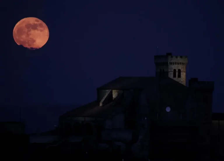 FOTOGRAFÍA. REINO DE ESPAÑA, 27 DE MAYO DE 2021.- Imagen de una luna de sangre. Efe
