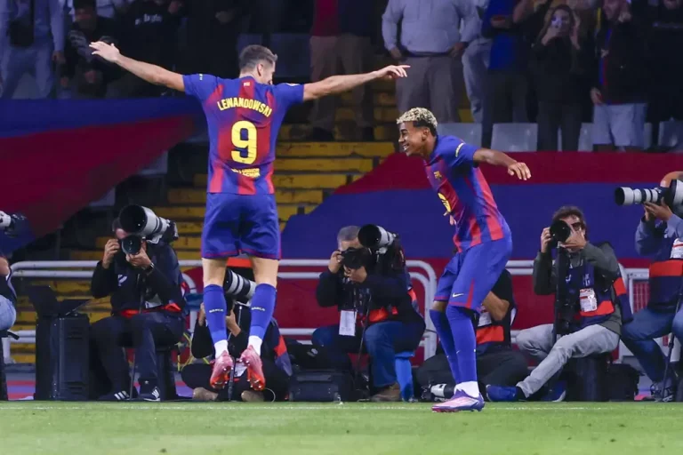 FOTOGRAFÍA. BARCELONA (CATALUÑA) REINO DE ESPAÑA, 28 DE SEPTIEMBRE DE 2025. Los jugadores del FC Barcelona, el polaco Robert Lewandowski (i) y Lamine Yamal, celebran el segundo gol del equipo blaugrana durante el encuentro correspondiente a la séptima jornada de Liga EA Sports que FC Barcelona y Real Sociedad disputaron en el estadio de Montjuic, en Barcelona. Efe