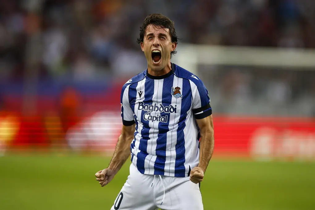 FOTOGRAFÍA. BARCELONA (CATALUÑA) REINO DE ESPAÑA, 28 DE SEPTIEMBRE DE 2025. El defensa de la Real Sociedad, Álvaro Odriozola, celebra el primer gol del equipo donostiarra durante el encuentro correspondiente a la séptima jornada de Liga EA Sports que FC Barcelona y Real Sociedad disputaron en el estadio de Montjuic, en Barcelona. Efe